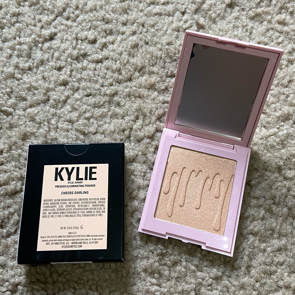 🌟NWT! Kylie Kylight Pressed Illuminating Powder in Shade 050 “Cheers Darling”